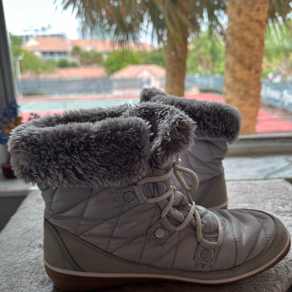 Columbia Black Quilted Boots with Faux Fur - Picture 2 of 8